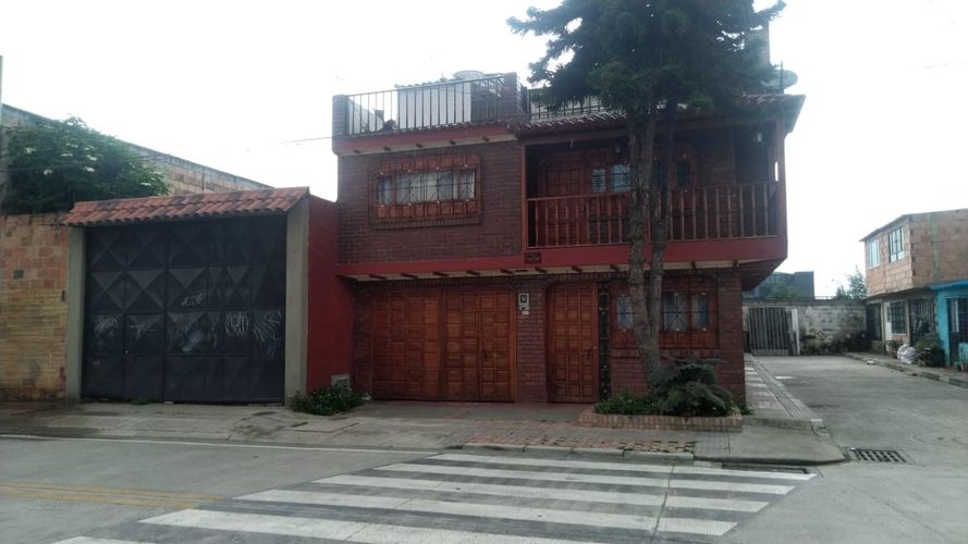 Casa de 3 alcobas en venta en Francisco Martinez Rico, Funza, 379 m² · foto 2 de 18