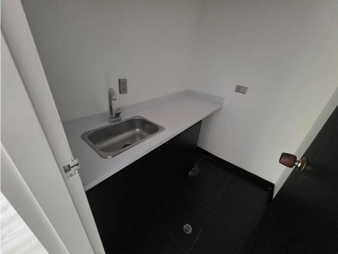 Oficina en arriendo en El Poblado, Medellín, 70 m² · foto 8 de 9