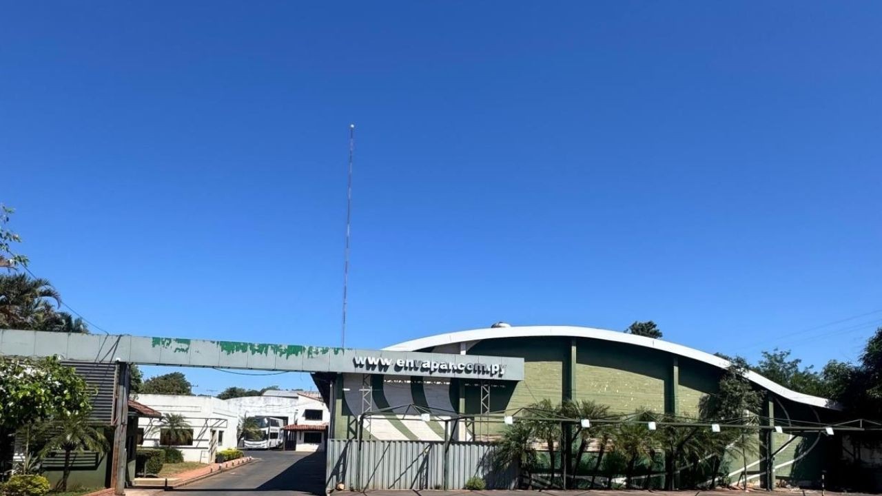 Alquiler de NAVE LOGISTICA INDUSTRIAL, Lista para operar sobre importante Avenida con acceso a tres calles — foto 2