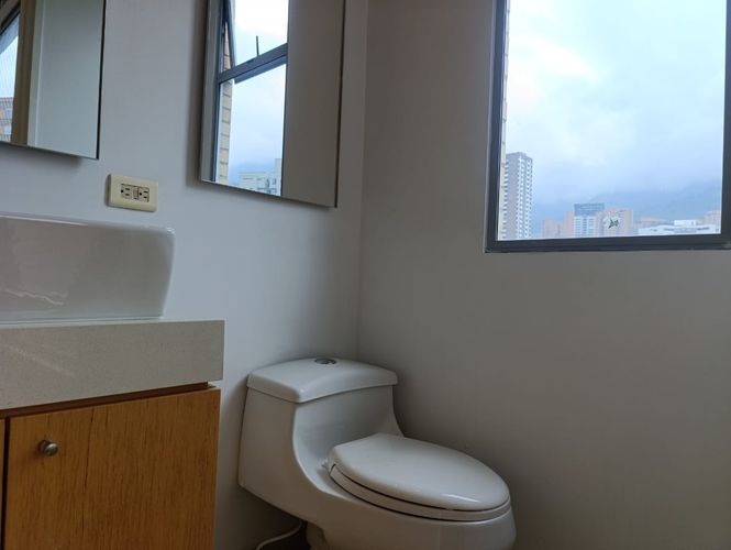 Apartamento de 3 alcobas en arriendo en El Poblado, Medellín, 179 m² · foto 16 de 18