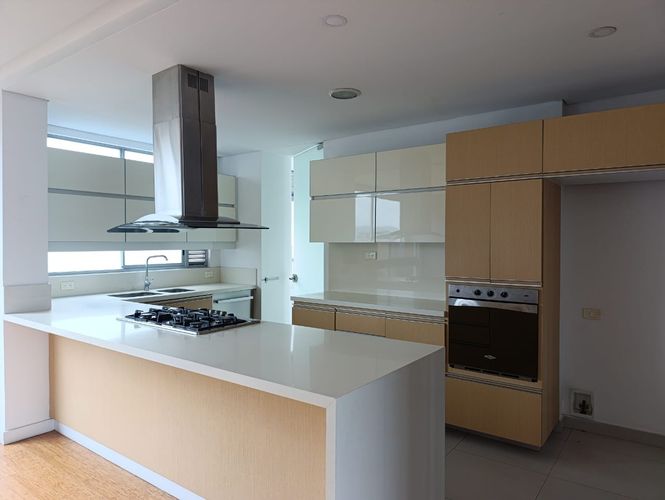 Apartamento de 3 alcobas en arriendo en El Poblado, Medellín, 179 m² · foto 5 de 18