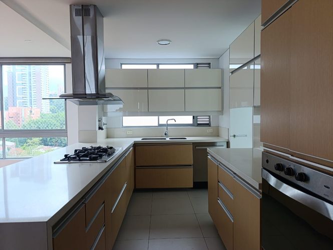Apartamento de 3 alcobas en arriendo en El Poblado, Medellín, 179 m² · foto 3 de 18