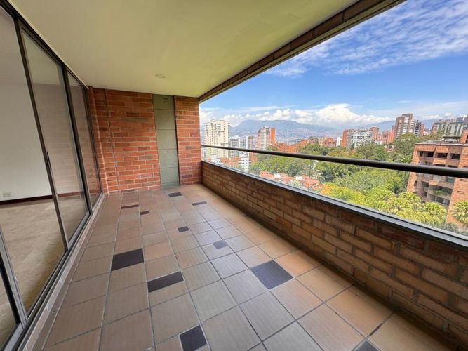 Apartamento de 3 alcobas en arriendo en Los Balsos, Medellín, 144 m² · foto 3 de 16