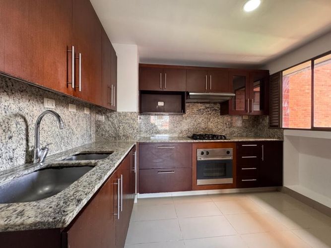 Apartamento de 3 alcobas en arriendo en Los Balsos, Medellín, 144 m² · foto 5 de 16