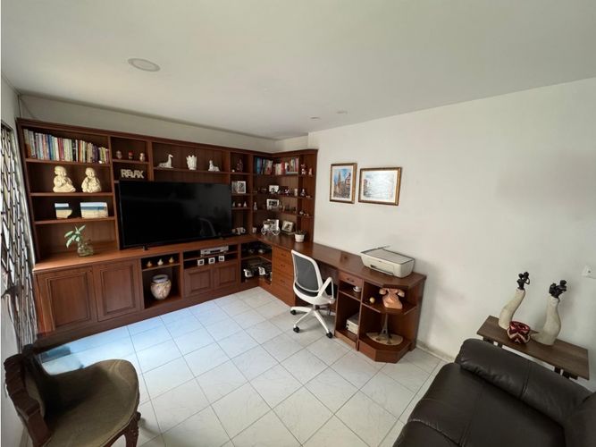 Casa de 8 alcobas en venta en La Flora, Cali, 320 m² · foto 2 de 10