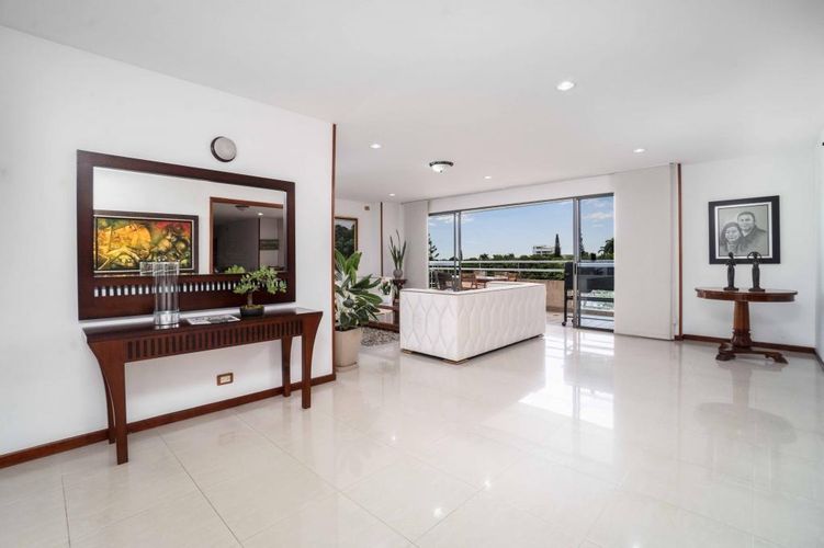 Apartamento de 5 alcobas en venta en Ciudad Jardin, Cali, 330 m² · foto 3 de 22