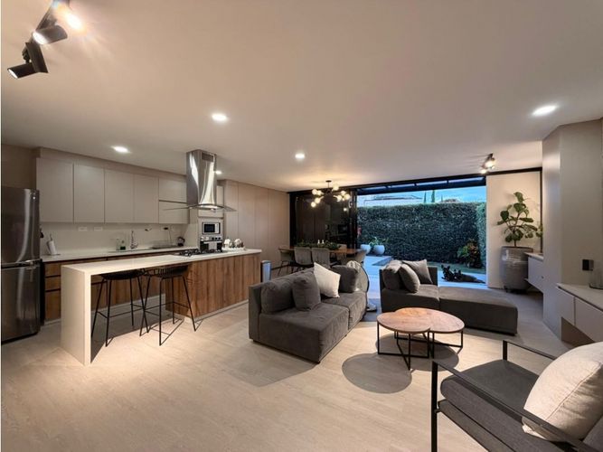 Casa de 4 alcobas en venta en Los Naranjos, Envigado, 255 m² · foto 2 de 12