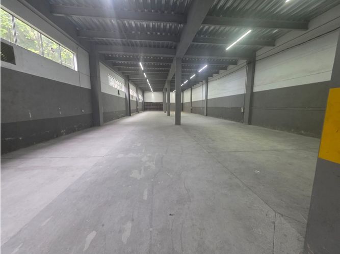 Bodega en arriendo en La Tablaza, La Estrella, 2350 m² · foto 2 de 18