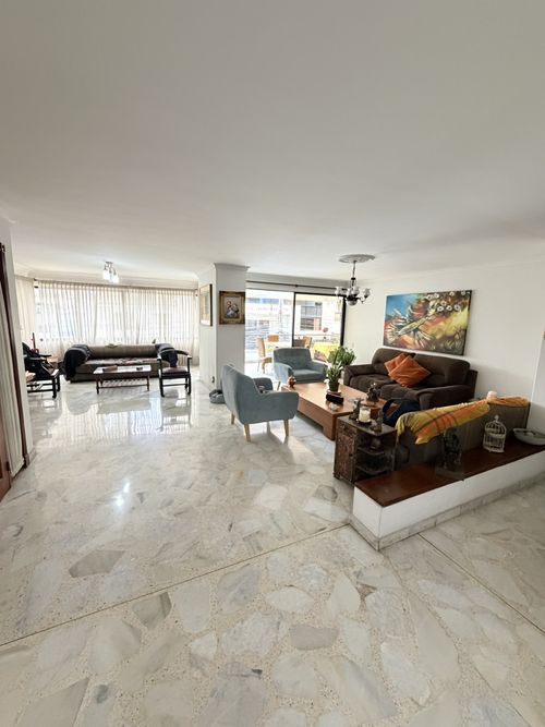 Apartamento de 4 alcobas en venta en Versalles, Cali, 238 m² · foto 2 de 18