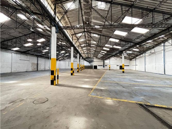 Bodega en arriendo en Los Naranjos, Itagüí, 2900 m² · foto 2 de 16