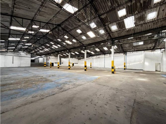 Bodega en arriendo en Los Naranjos, Itagüí, 2900 m² · foto 4 de 16
