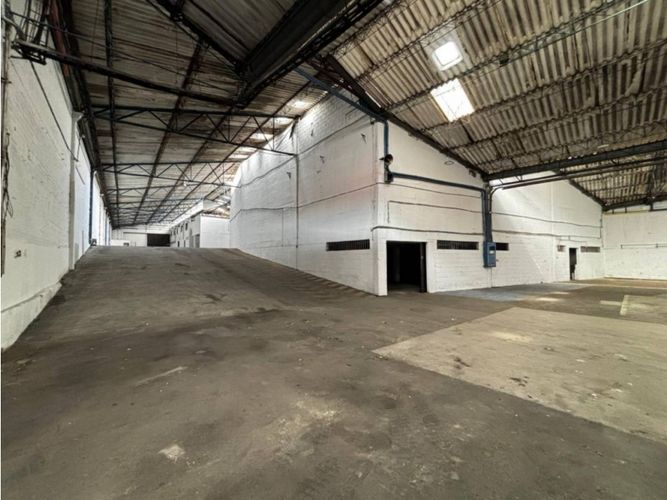 Bodega en arriendo en Los Naranjos, Itagüí, 2900 m² · foto 6 de 16