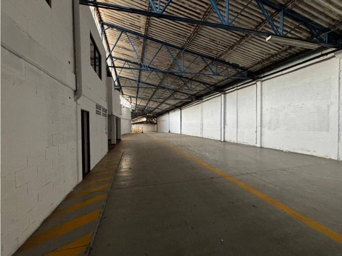 Bodega en arriendo en Los Naranjos, Itagüí, 2900 m² · foto 11 de 16