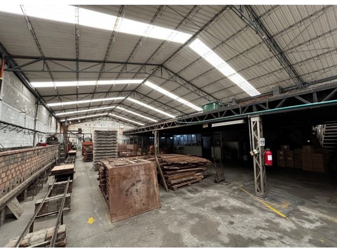 Bodega en arriendo en San Jose, Itagüí, 1800 m² · foto 2 de 10
