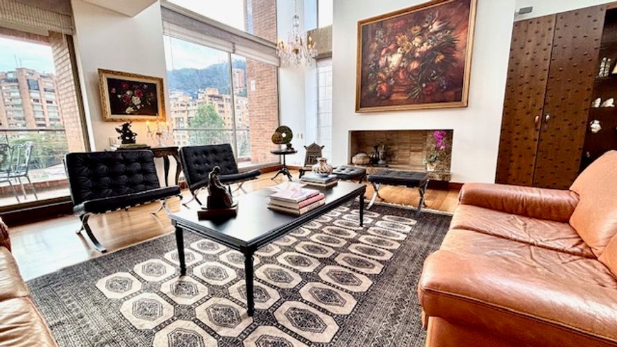 Apartamento de 4 alcobas en venta en La Cabrera, Bogotá, 341 m² · foto 2 de 24