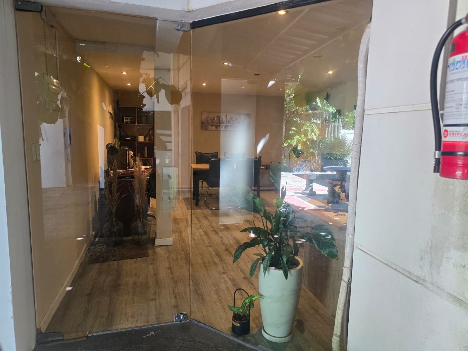 Oficina o Local Comercial en el Corazón de Carrasco: Ubicación Estratégica Inigualable