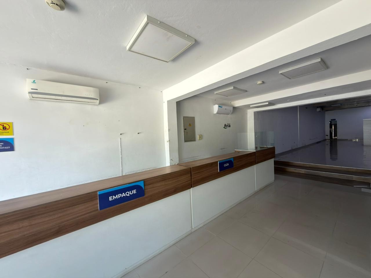 ALQUILER AMPLIO SHOWROOM CON OFICINA Y DEPÓSITO EN LAMBARE — foto 2