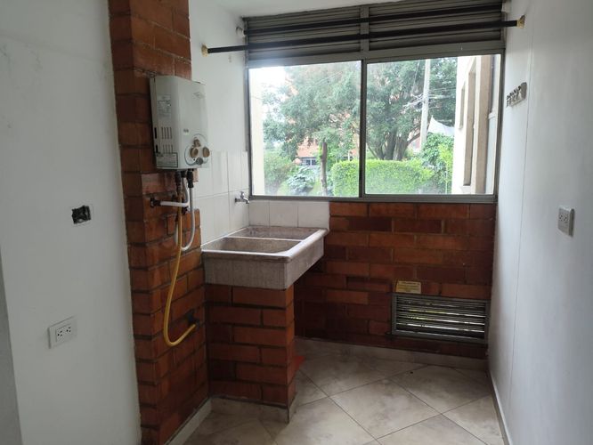 Apartamento de 3 alcobas en venta en Loma De Los Bernal, Medellín, 84 m² · foto 22 de 24