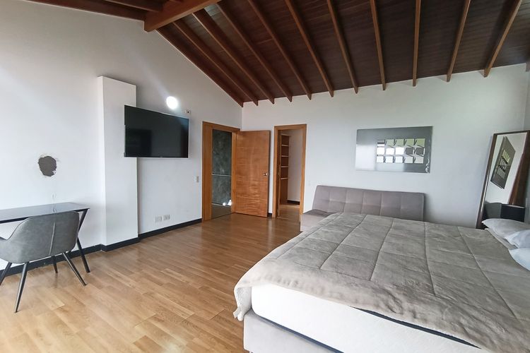 Casa de 4 alcobas en arriendo en Las Lomitas, Sabaneta, 500 m² · foto 18 de 24