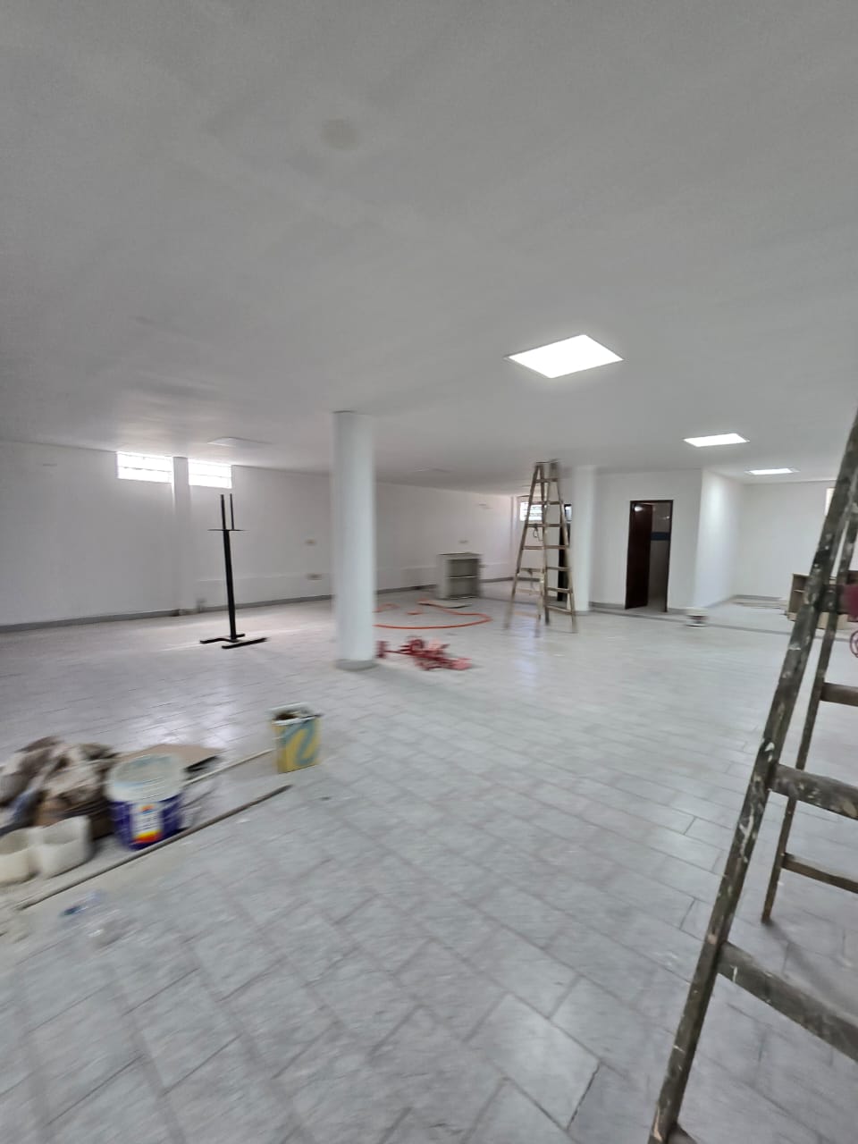 EN ALQUILER, IMPORTANTE PROPIEDAD SOBRE LA AVDA ESPAÑA. EDIFICIO CORPORATIVO / OFICINAS — foto 2