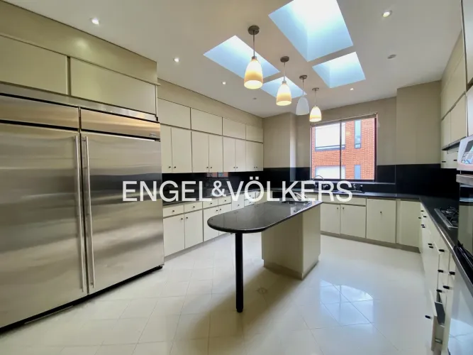 Apartamento de 4 alcobas en arriendo en Los Rosales, Bogotá, 480 m² · foto 3 de 19