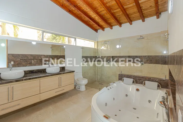 Casa de 4 alcobas en venta en Llano Grande, Rionegro, 350 m² · foto 12 de 18