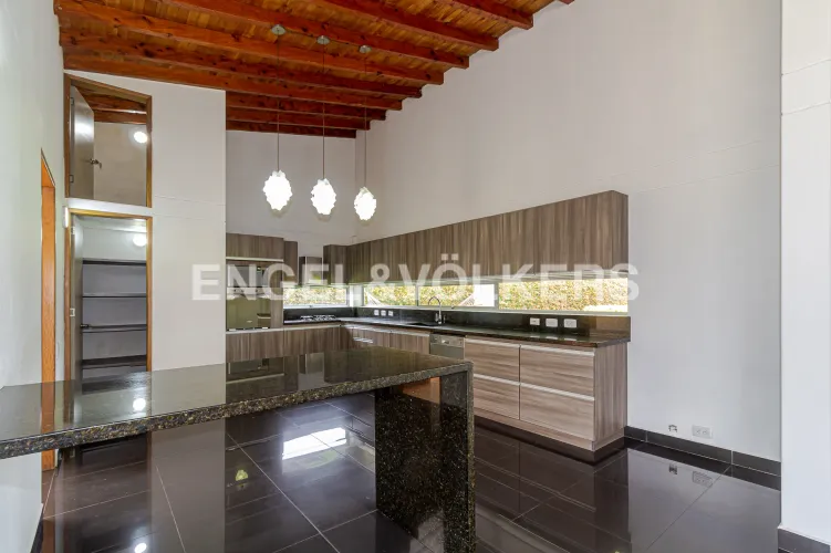 Casa de 4 alcobas en venta en Llano Grande, Rionegro, 350 m² · foto 4 de 18
