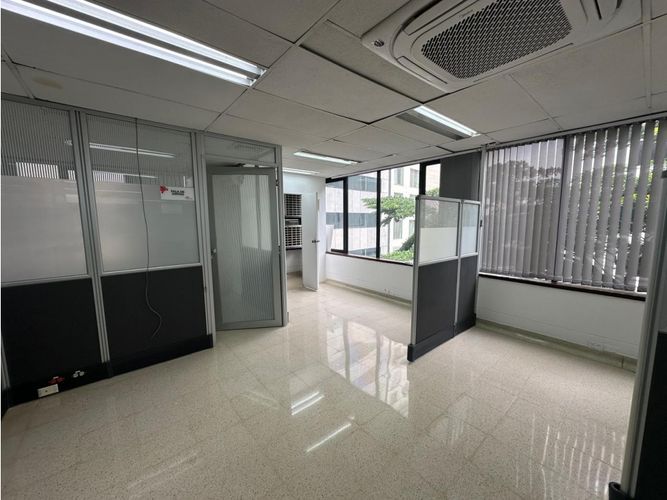 Oficina en arriendo en Milla De Oro, Medellín, 136 m² · foto 2 de 13