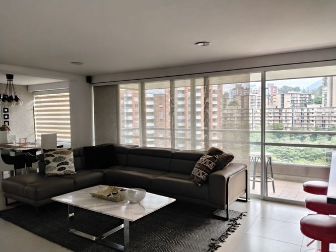 Apartamento de 2 alcobas en venta en El Poblado, Medellín, 98 m² · foto 2 de 18