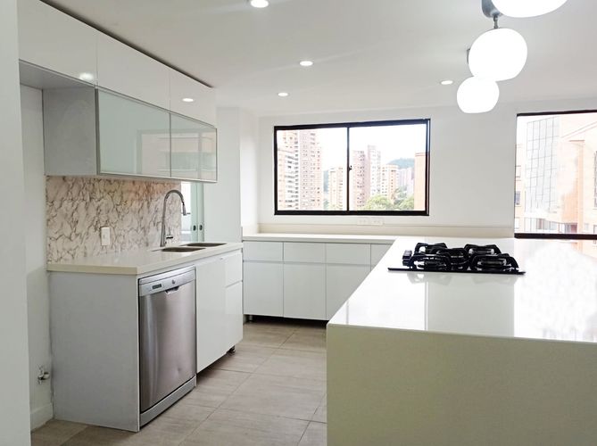 Apartamento de 2 alcobas en arriendo en El Poblado, Medellín, 130 m² · foto 9 de 20