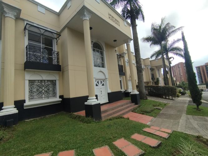 Casa de 4 alcobas en arriendo en El Poblado, Medellín, 400 m² · foto 2 de 20