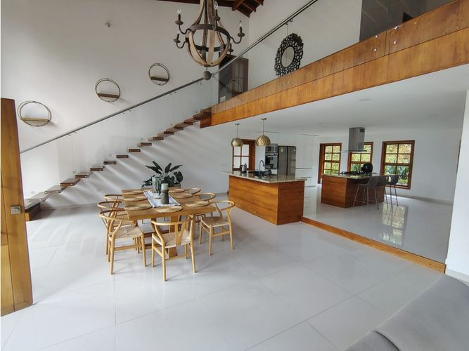 Casa de 4 alcobas en arriendo en La Mina, Envigado, 400 m² · foto 2 de 24