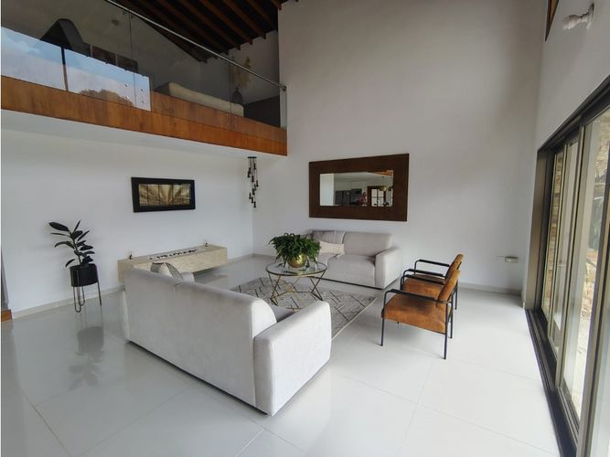 Casa de 4 alcobas en arriendo en La Mina, Envigado, 400 m² · foto 3 de 24