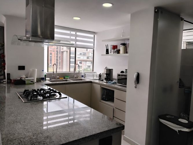 Apartamento de 2 alcobas en arriendo en El Poblado, Medellín, 102 m² · foto 8 de 19
