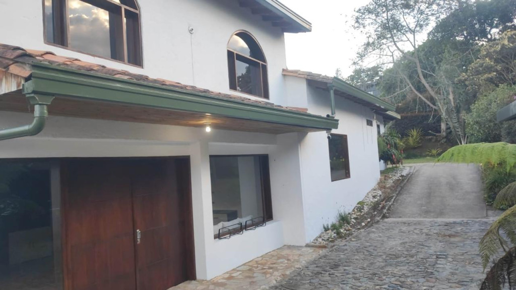 2BR House in Vía Las Palmas (160 m²) - 2