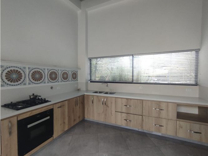 Casa de 5 alcobas en venta en Guamito, La Ceja, 240 m² · foto 2 de 24