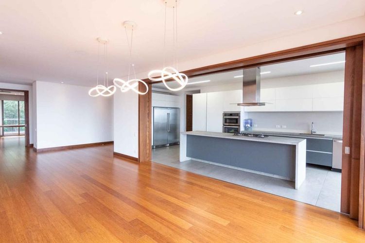 Apartamento de 3 alcobas en venta en Cerros De Los Alpes, Bogotá, 307 m² · foto 2 de 21