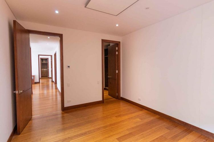 Apartamento de 3 alcobas en venta en Cerros De Los Alpes, Bogotá, 307 m² · foto 18 de 21