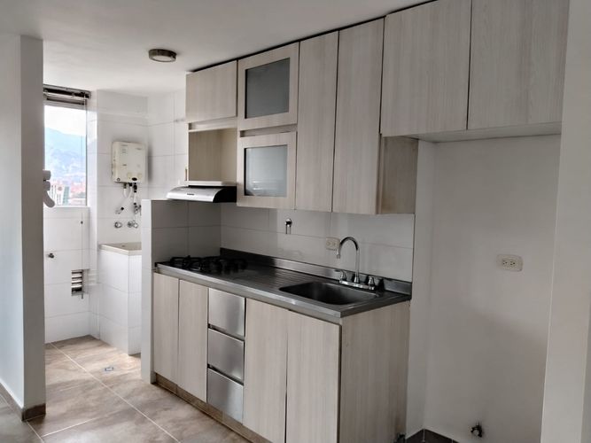 Apartamento de 2 alcobas en arriendo en El Poblado, Medellín, 52 m² · foto 4 de 16