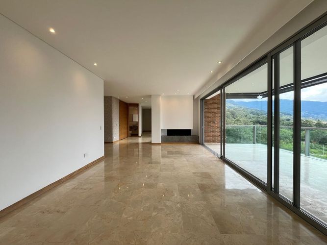 Apartamento de 3 alcobas en venta en El Poblado, Medellín, 245 m² · foto 5 de 19