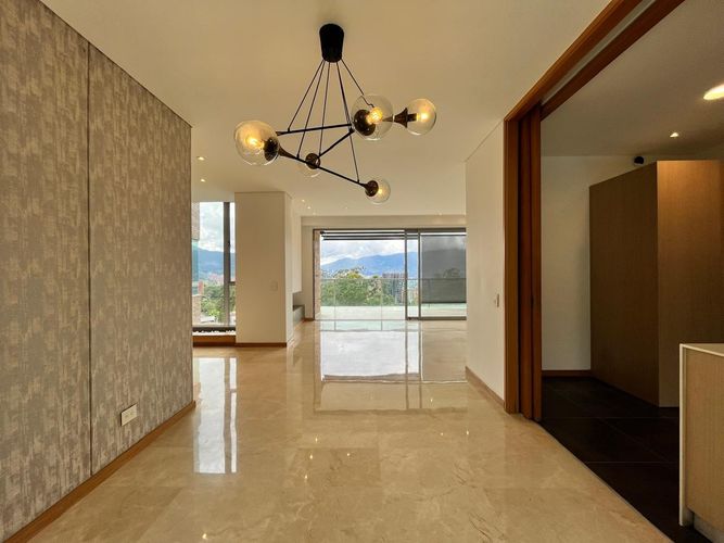 Apartamento de 3 alcobas en venta en El Poblado, Medellín, 245 m² · foto 2 de 19
