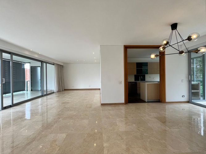 Apartamento de 3 alcobas en venta en El Poblado, Medellín, 245 m² · foto 4 de 19