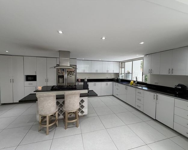 Casa de 4 alcobas en venta en El Poblado, Medellín, 1497 m² · foto 6 de 19