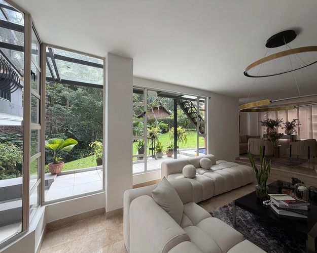 Casa de 4 alcobas en venta en El Poblado, Medellín, 1497 m² · foto 2 de 19