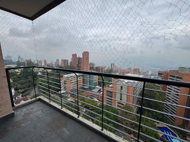 Apartamento de 3 alcobas en arriendo en Los Naranjos, Medellín, 220 m² · foto 2 de 24