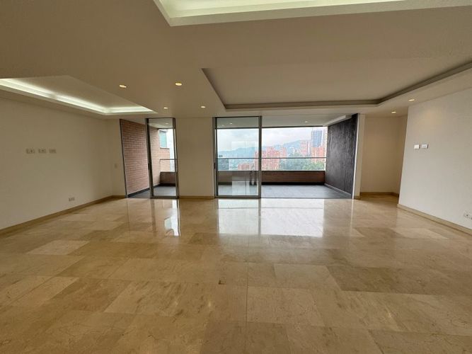 Apartamento de 3 alcobas en arriendo en Los Naranjos, Medellín, 220 m² · foto 3 de 24