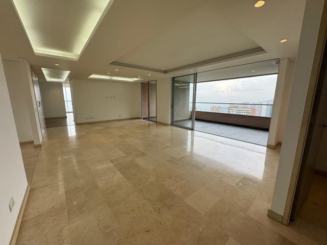 Apartamento de 3 alcobas en arriendo en Los Naranjos, Medellín, 220 m² · foto 4 de 24