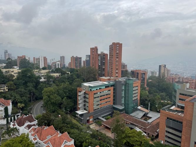 Apartamento de 3 alcobas en arriendo en Los Naranjos, Medellín, 220 m² · foto 7 de 24
