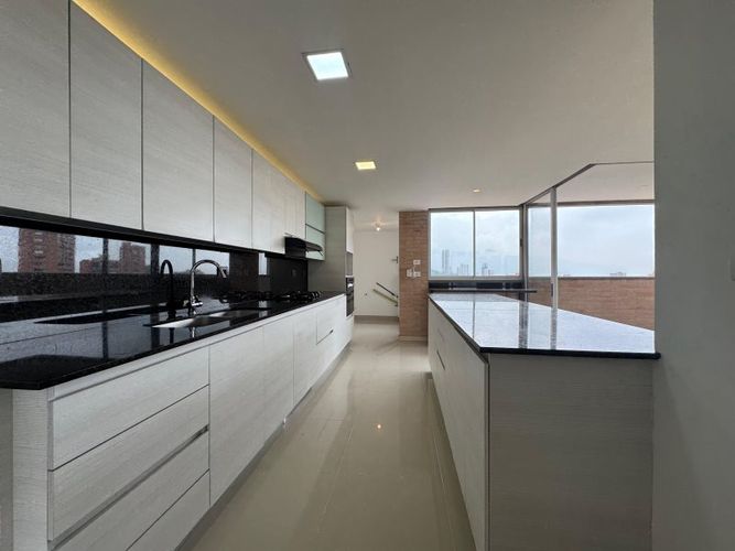 Apartamento de 3 alcobas en arriendo en Los Naranjos, Medellín, 220 m² · foto 9 de 24