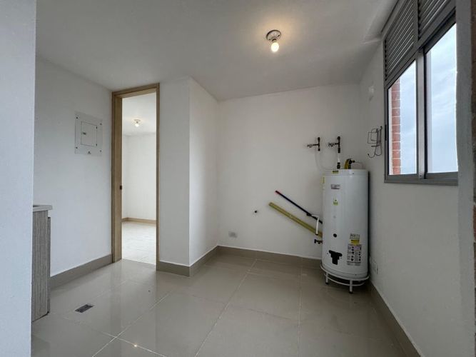 Apartamento de 3 alcobas en arriendo en Los Naranjos, Medellín, 220 m² · foto 10 de 24